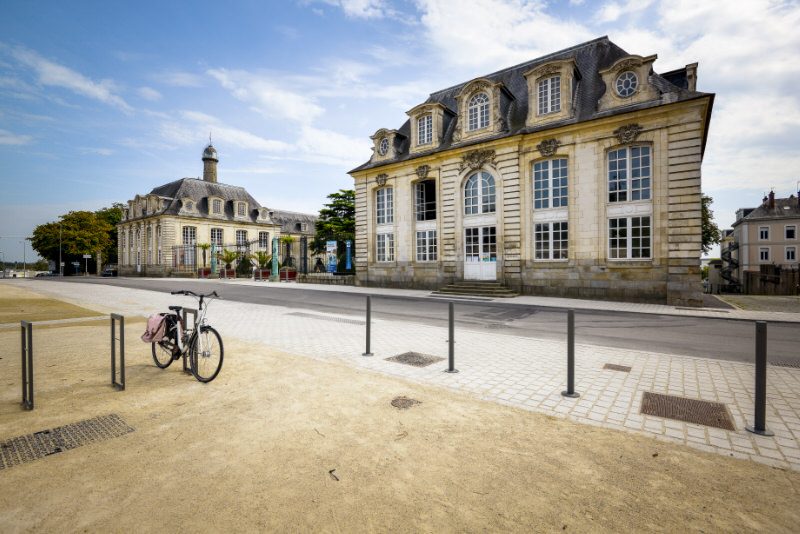 La situation de votre hôtel***, aux portes de Lorient, vous laissera le choix entre balade en campagne et farniente sur le littoral pour votre deuxième journée.Emmanuel Lemée-LBST - L'Hôtel Gabriel et le centre-ville historique de Lorient